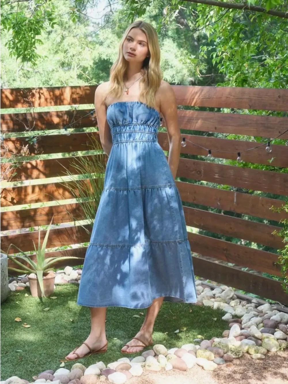 🆕🤍STRAPLESS DENIM DRESS - Picture 3 of 4